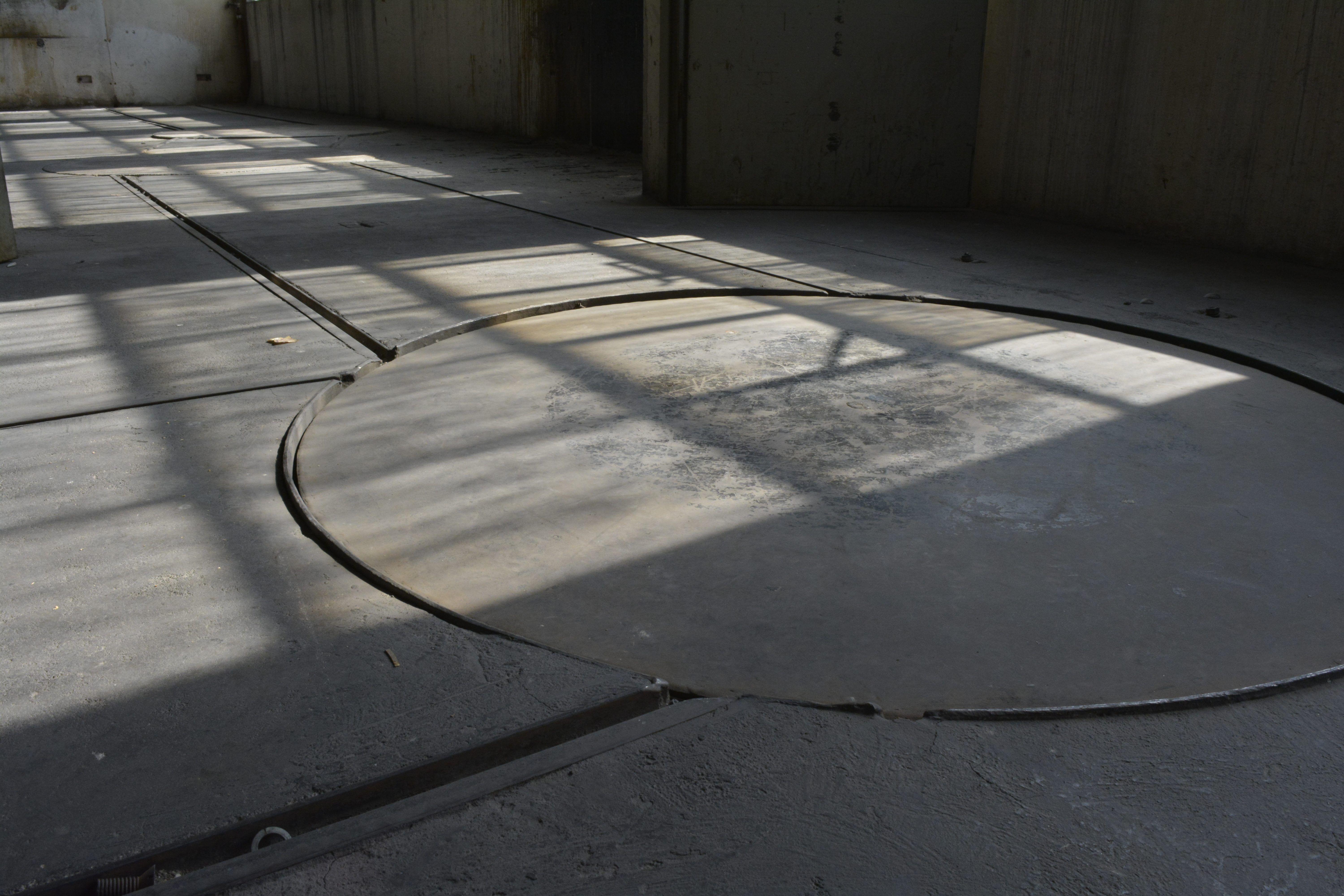En bild av räls inlagd i den gamla gummifabrikens golv