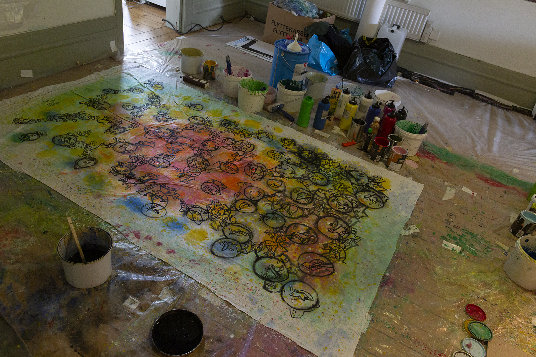 En action painting på konsthallens golv omgiven av färger foto Christine Tibratt
